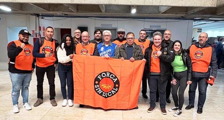 O delegado de fábrica Rafael Rosa(4º da dir p/ esq) com diretores sindicais na sede da Fundacentro